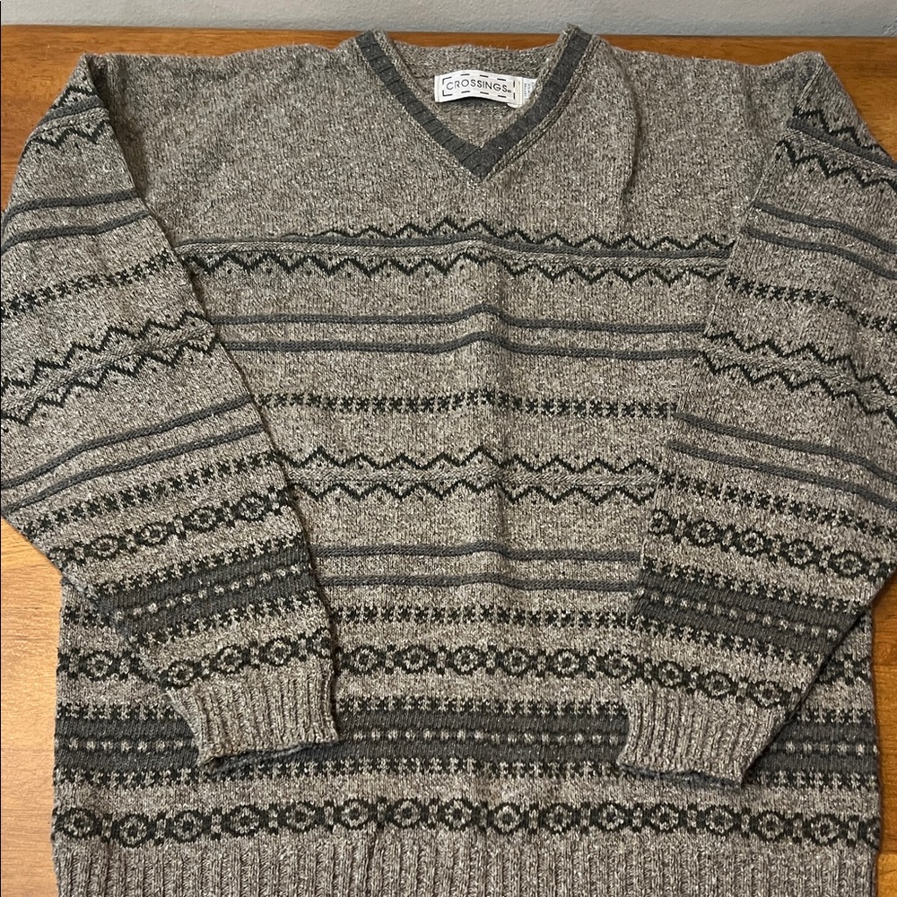 CROSSING V-Neck pull over sweater Size MEDIUM